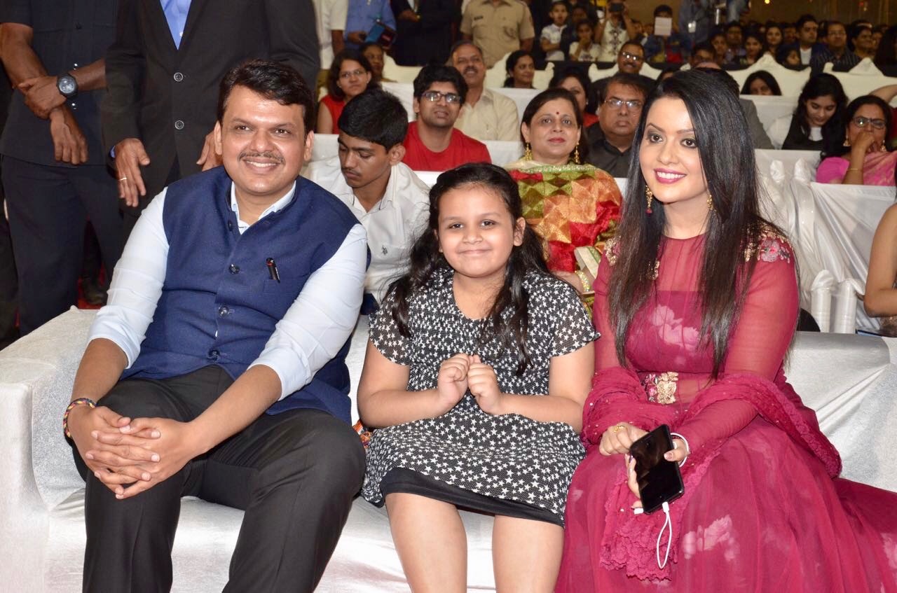 Family-Amruta-Fadnavis-Devendra-Fadnavis-Divija-Fadnavis-3.jpg