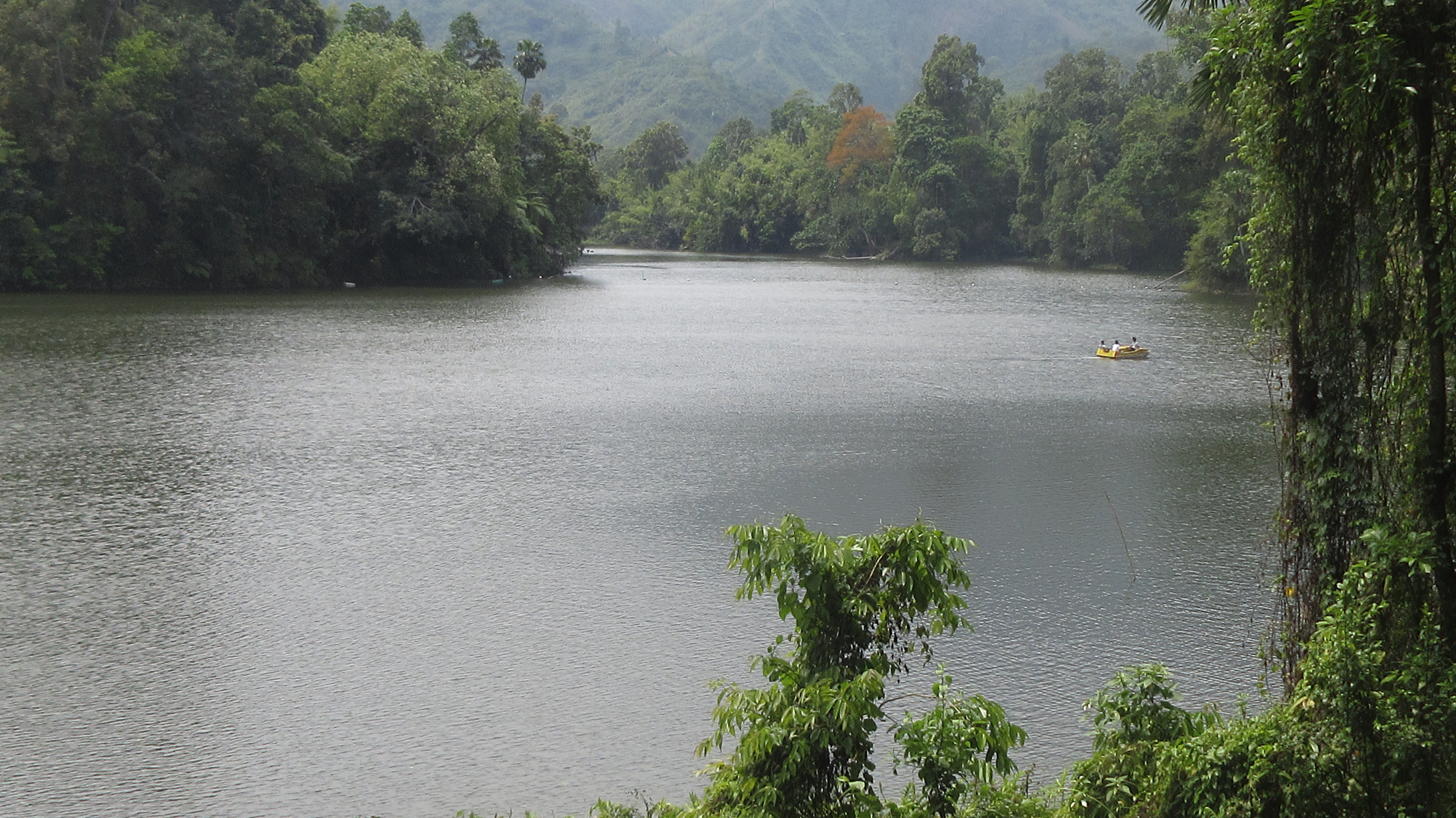 Indian lake. Озеро бессмертия в Индии. Озеро чилка Индия. Индия озеро Dain. Lake Ganges.