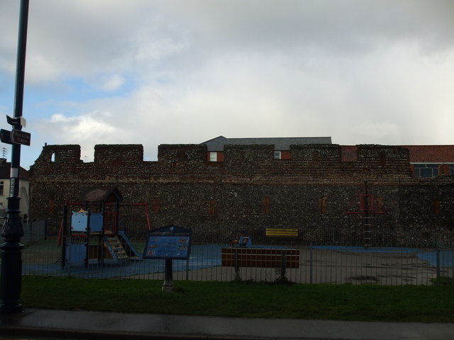 File:Great Yarmouth town wall (and play area) - geograph.org.uk - 1067967.jpg