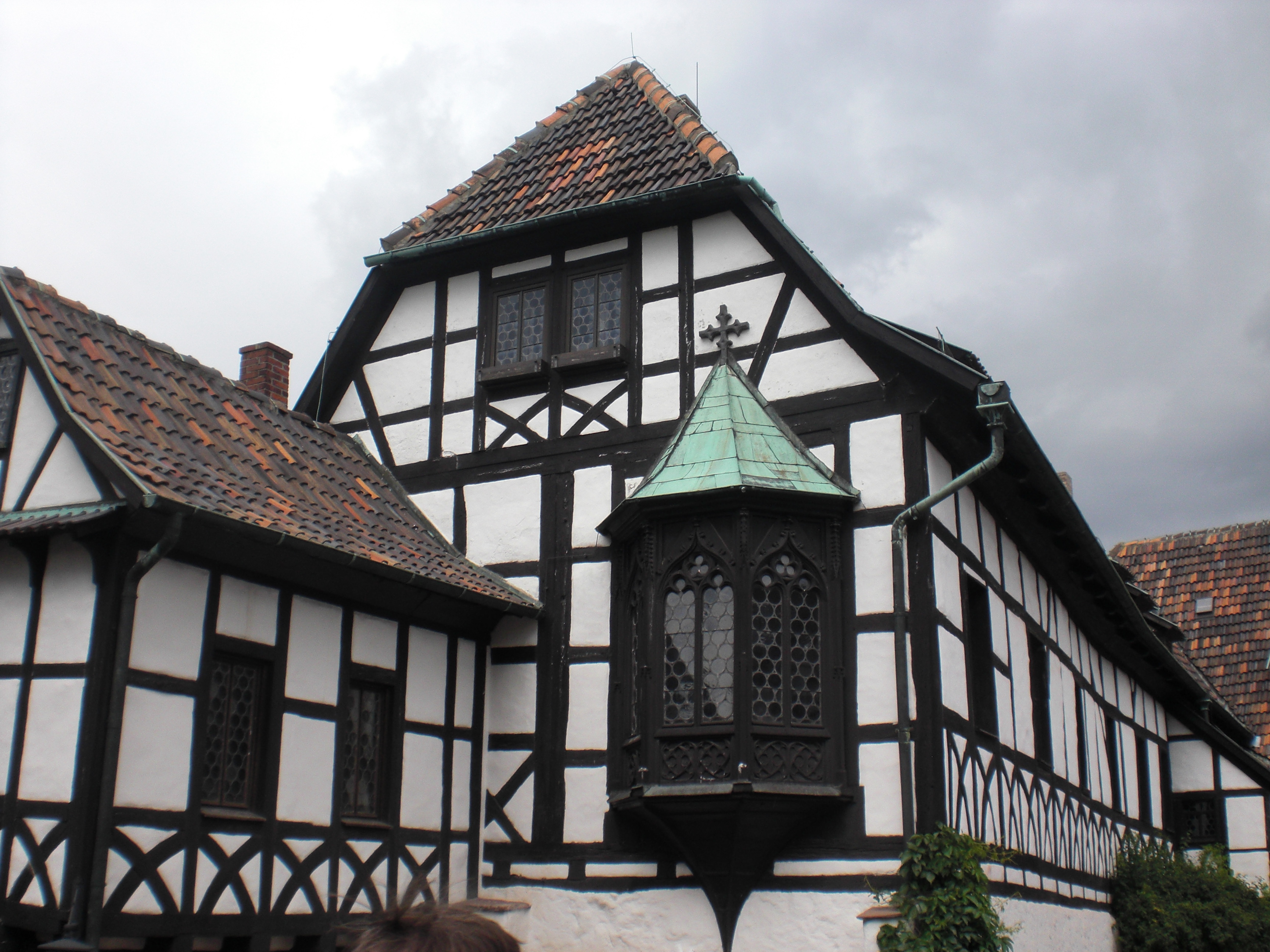 File Haus Mit Erker Auf Der Wartburg Jpg Wikimedia Commons