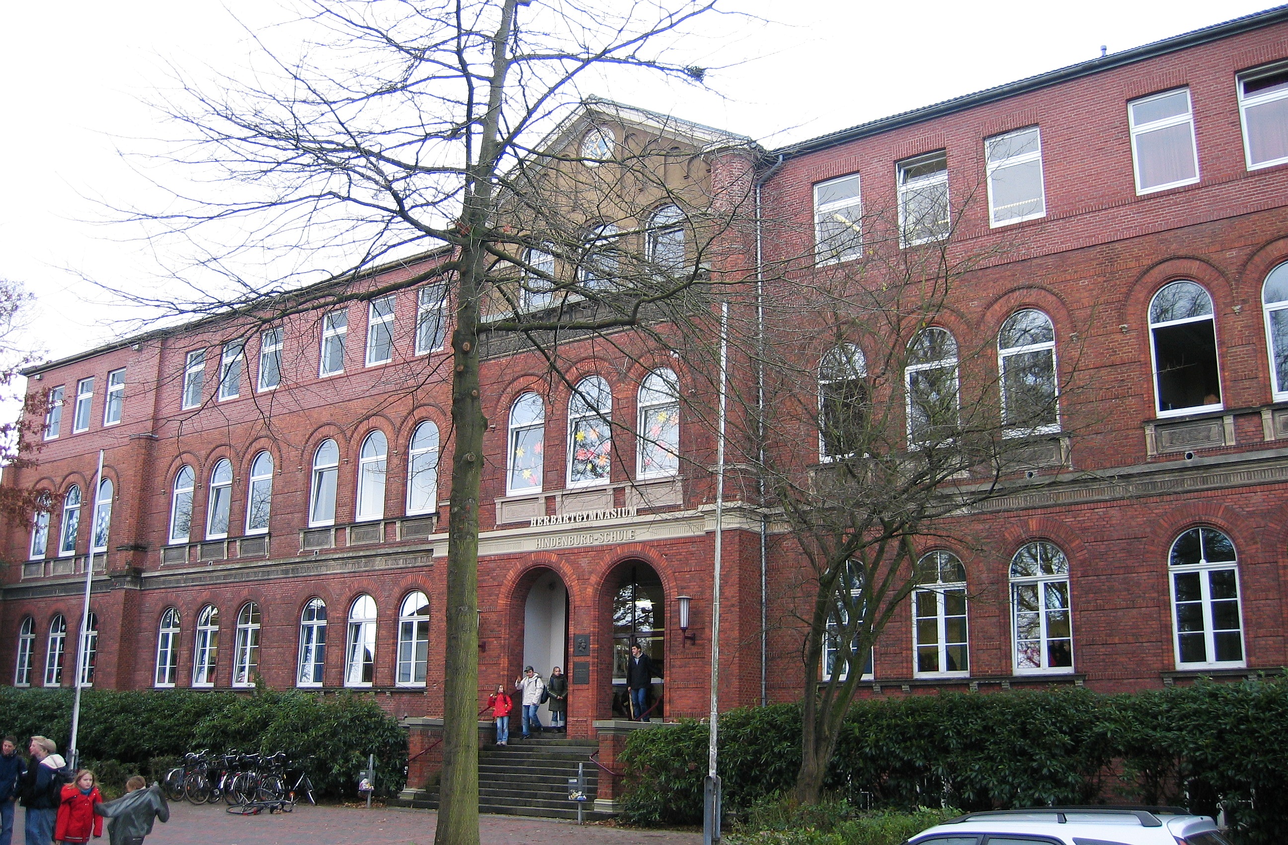 Das Portal des Herbartgymnasiums (vormals Hindenburgschule) in Oldenburg in Oldenburg