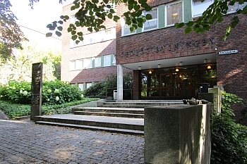 Foto: Hovedinngangen, Institutt for geofag (UiO), Geologibygningen, Blindern.