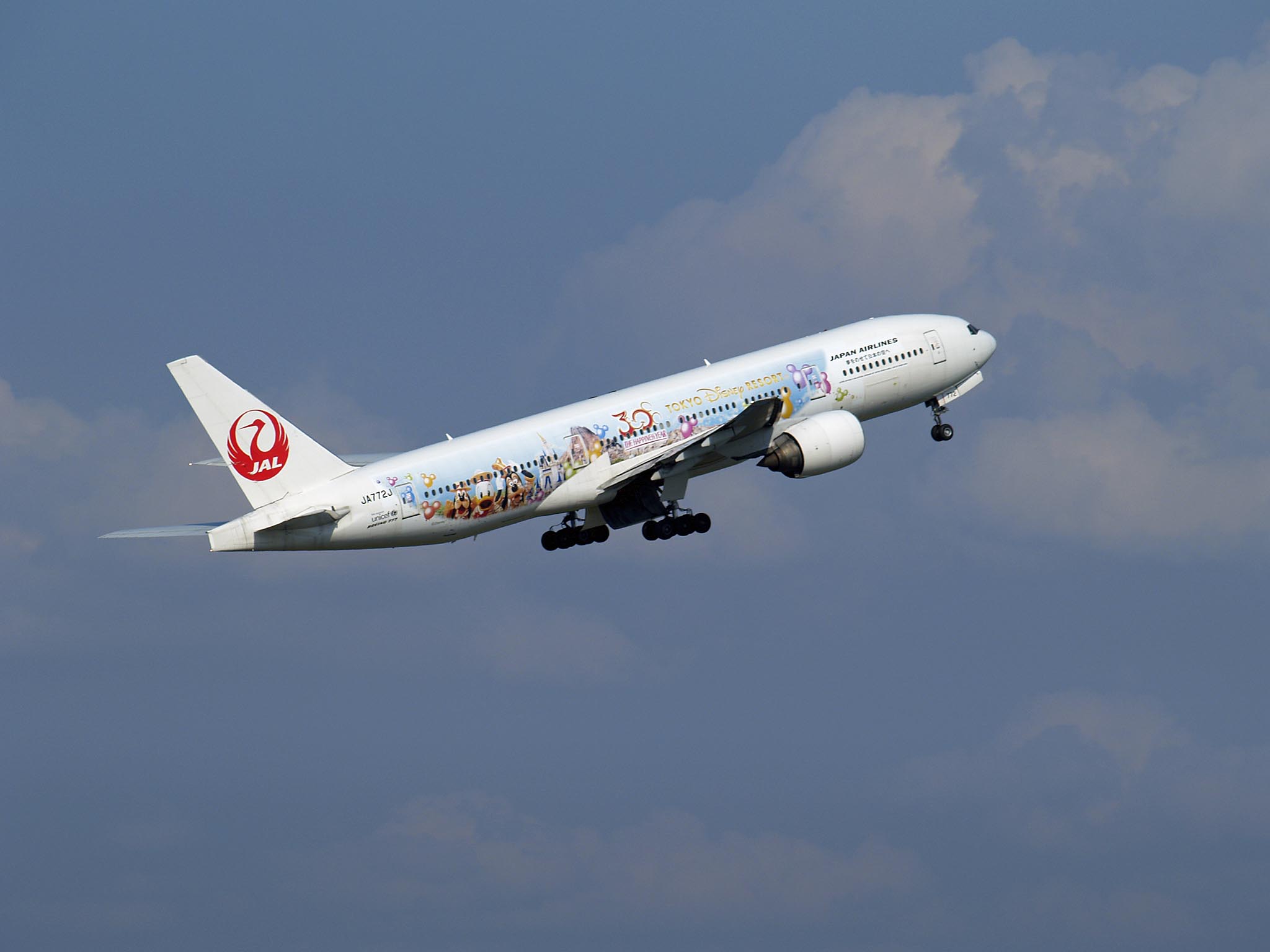 File:JAL JA772J Boeing 777-246 Happiness Express.jpg - Wikimedia