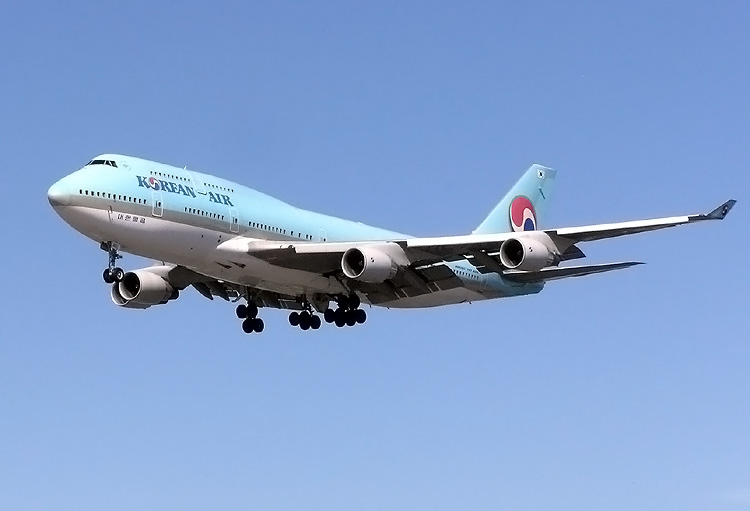 File:Korean Air B747-400 final approach at London Heathrow Airport.jpg