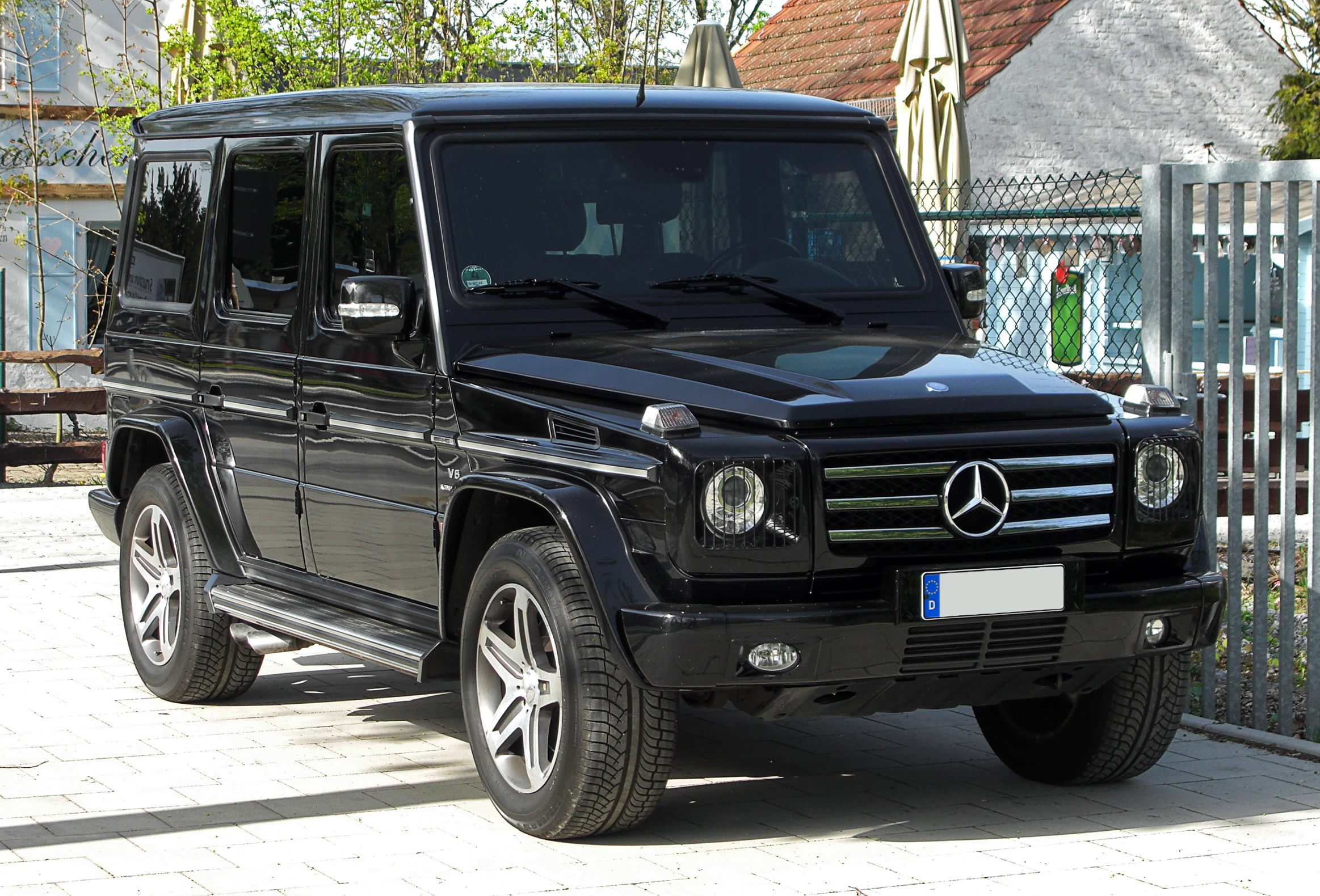 Файл:Mercedes-Benz G 55 AMG (W 463, 2. Facelift) – Frontansicht, 10. April  2011, Düsseldorf.jpg — Википедия