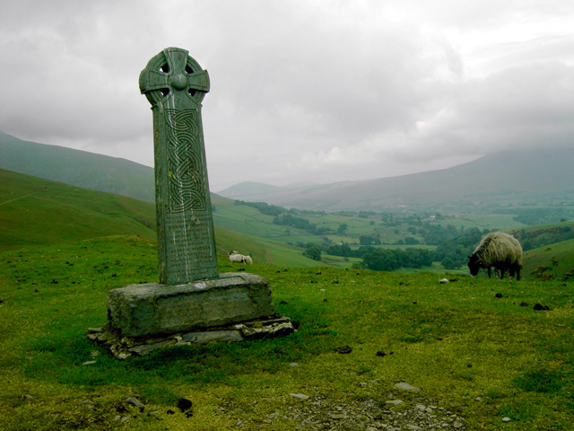 File:Monument by the Cumbria Way near Keswick - geograph.org.uk - 838391.jpg