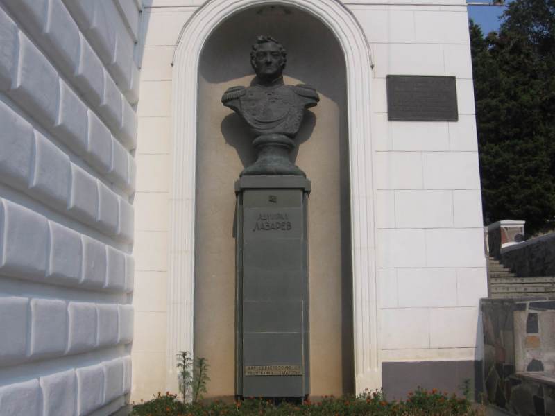 File:Monument to Mikhail Lazarev.jpg