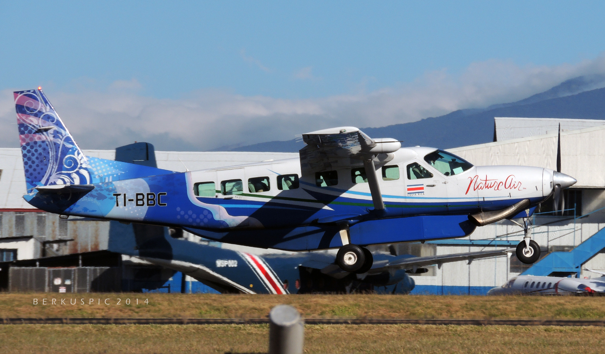 Opstå ketcher trække File:Nature Air Cessna Caravan 208 TI-BBC (13433657575).jpg - Wikimedia  Commons