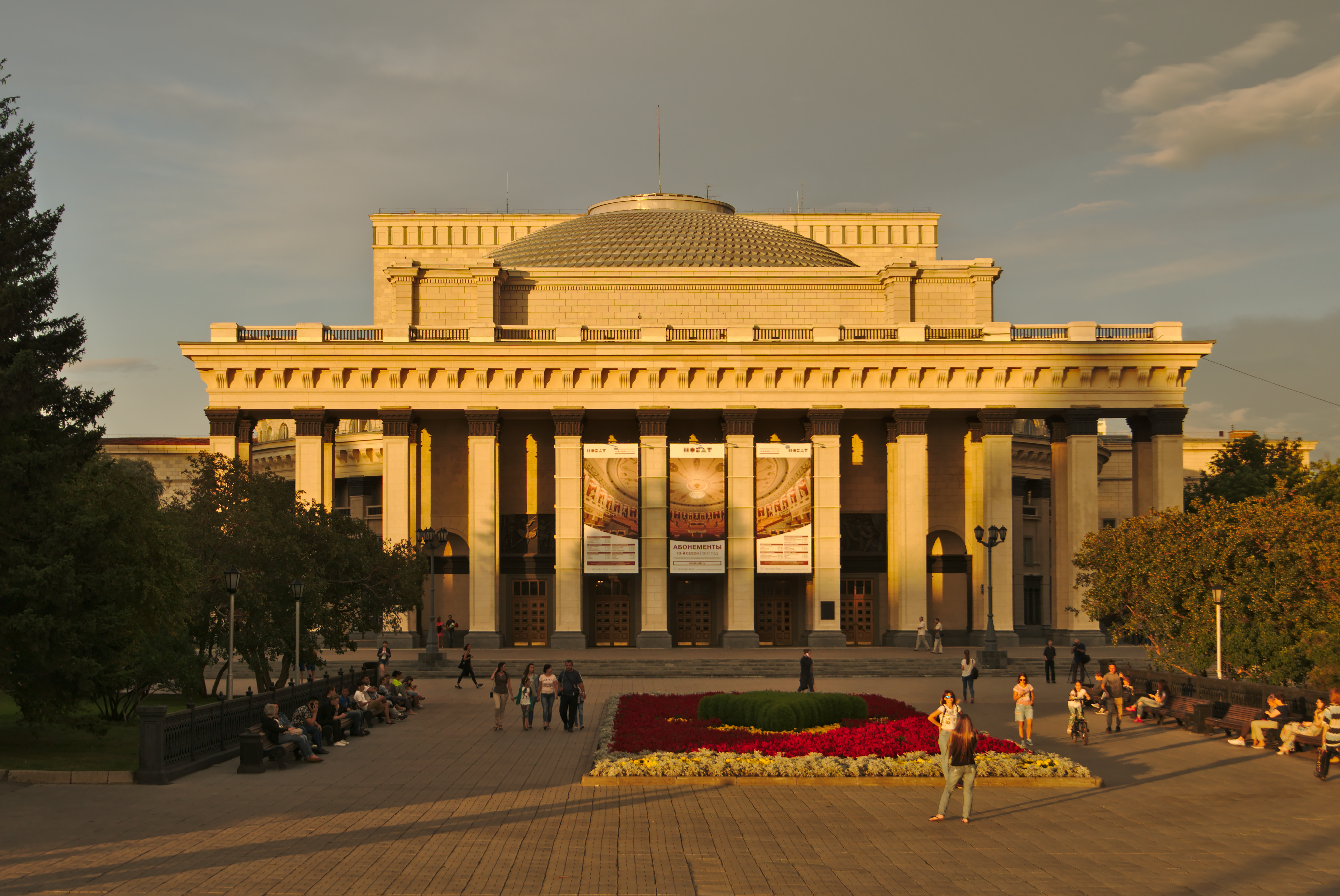 Новат новосибирск. Театр оперы и балета Новосибирск. Новосибирский Академический театр оперы и балета Новосибирск. Театр опера балет Новосибирск. Новосибирск здание театра оперы и балета.