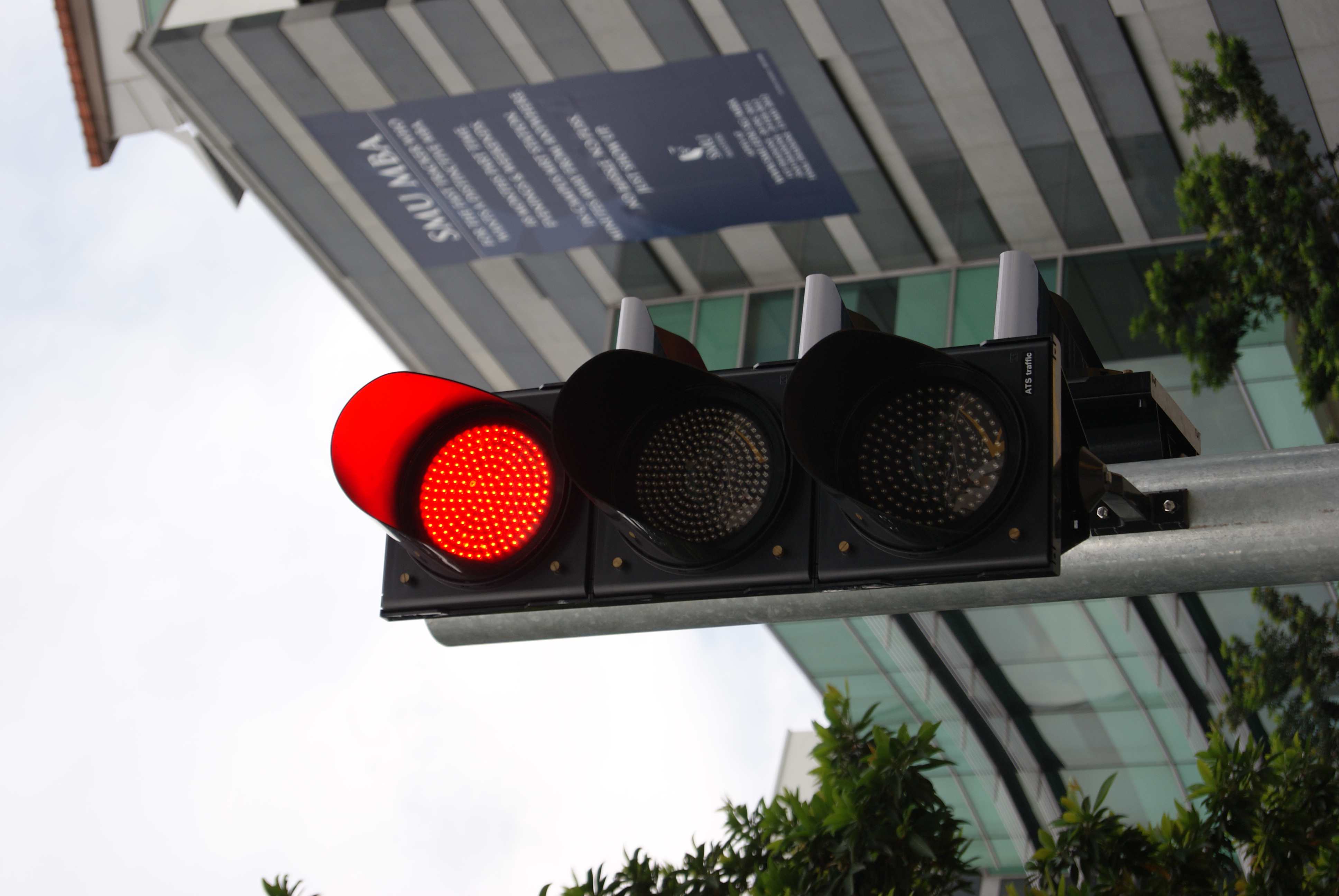 Traffic light red. Красный светофор. Красный свет светофора. Светофоры в Европе. Пешеходные светофоры в Европе.