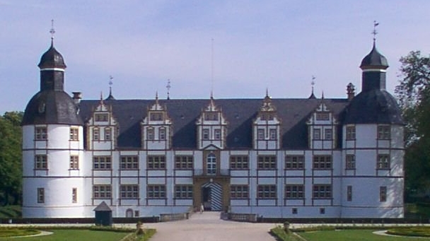 File:Schloss Neuhaus cropped.jpg