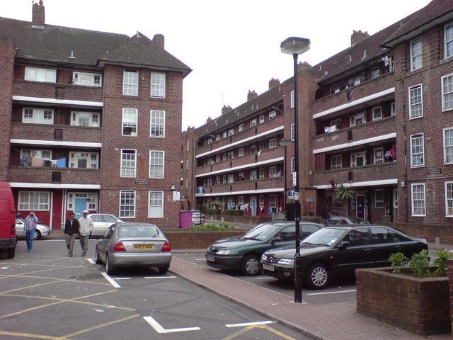 File:Shadwell Gardens, E1 (1) - geograph.org.uk - 1495556.jpg