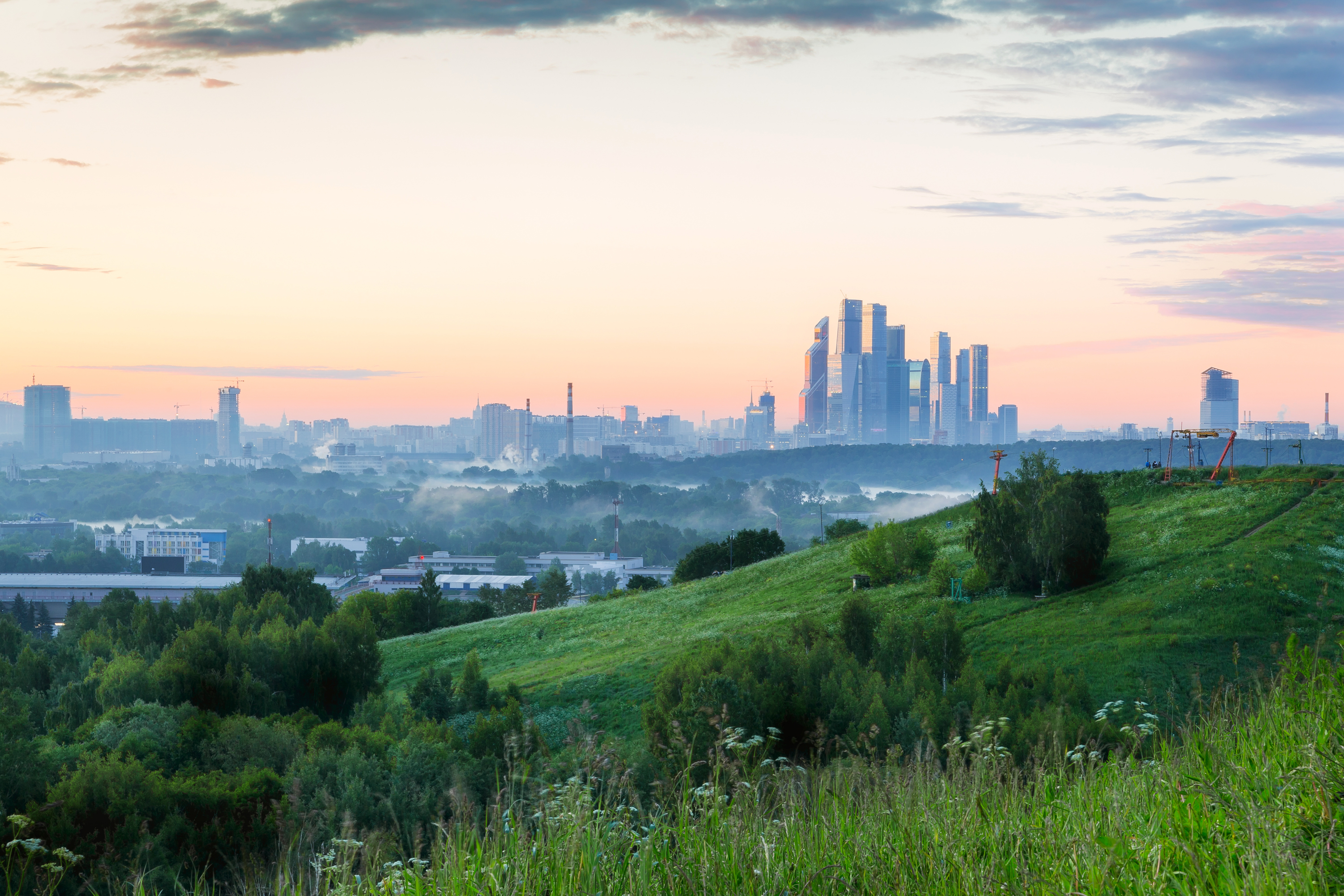 Москва стоит на холмах. Крылатские холмы рассвет. Крылатские холмы 24. Рассвет на Крылатских холмах. Вид с Крылатских холмов на Москву.