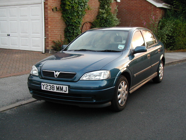 File:1998-2001 Vauxhall Astra 5-door hatchback 01.jpg
