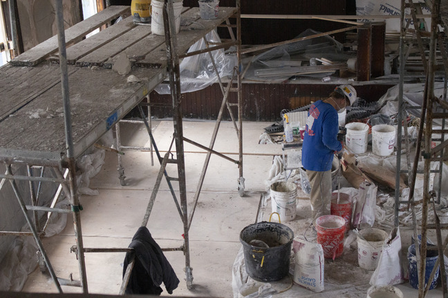 File:A construction worker mixes plaster in a bucket using a drill attachment. (9619716c-5174-4c6e-8c74-85c053c5cec5).JPG