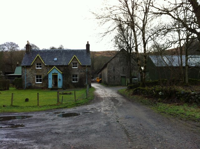 File:Auchlyne Farm (geograph 3276607).jpg