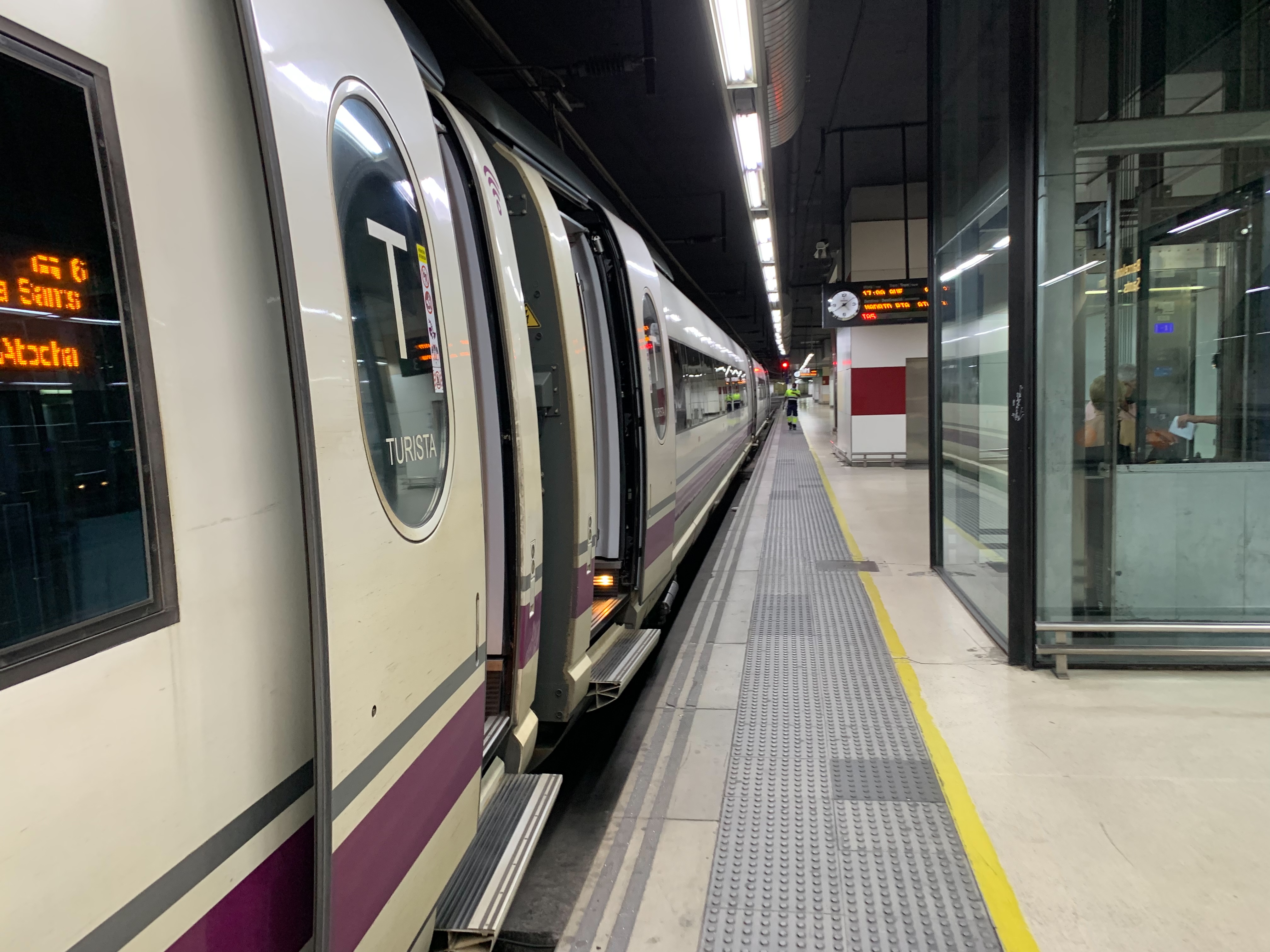 Barcelona sants. Renfe class 103. Renfe class 103 салон поезда.