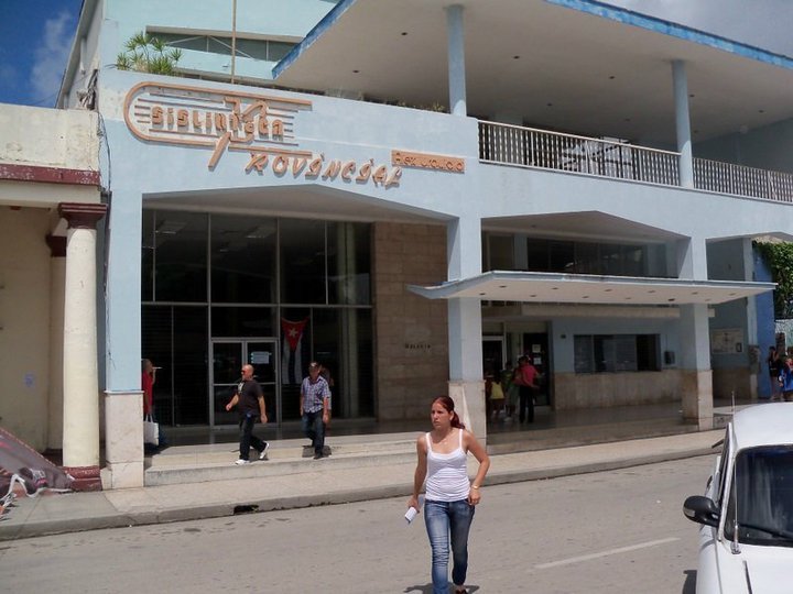 File:Biblioteca Álex Urquiola - panoramio.jpg