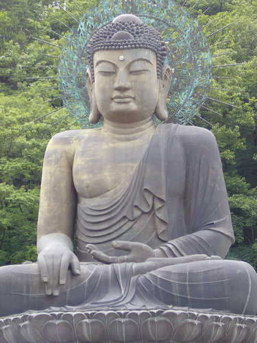 File:Budda Statue in Seorak Park.jpg