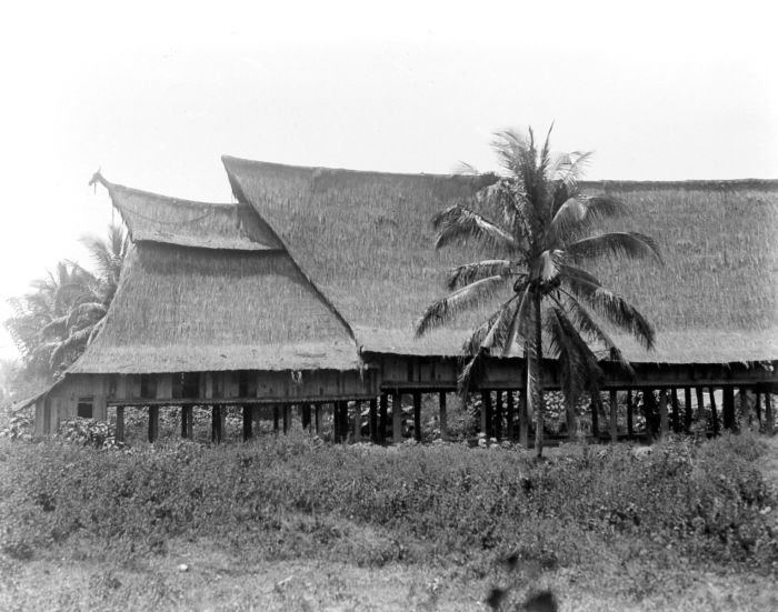 File:COLLECTIE TROPENMUSEUM Het huis van de raja van Siantar TMnr 10015095.jpg