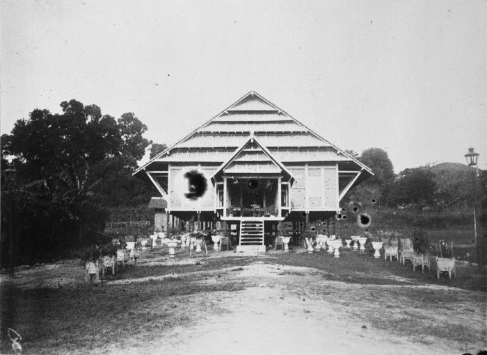 File:COLLECTIE TROPENMUSEUM Huis van lokale bestuurders in Singkang TMnr 60028779.jpg