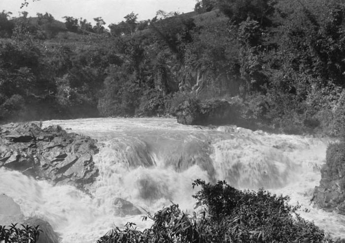 File:COLLECTIE TROPENMUSEUM Waterval van de Tjitaroemrivier bij Tjikoeja West-Java TMnr 60020298.jpg