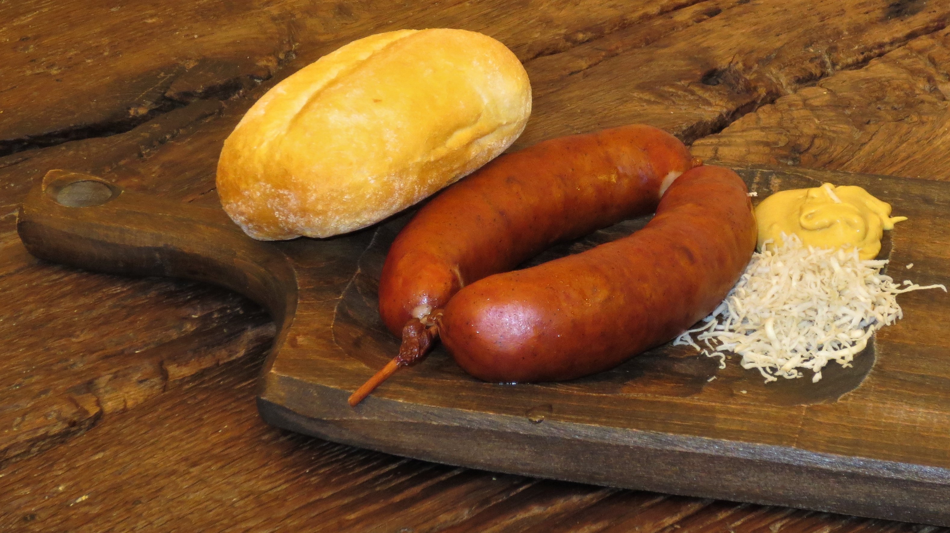 https://upload.wikimedia.org/wikipedia/commons/e/e9/Carniolian_sausage_-_Kranjska_klobasa_-_Klobasarna_Ljubljana.jpg