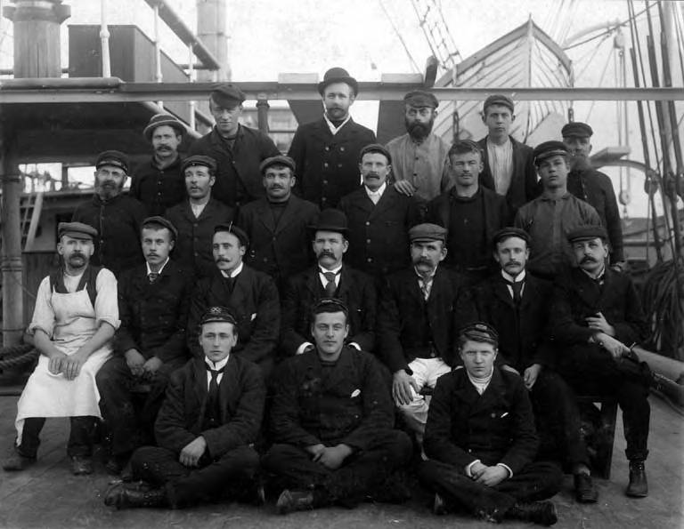 File:Crew on deck of the British four-masted bark ALICE A LEIGH, Washington, ca 1900 (HESTER 717).jpeg