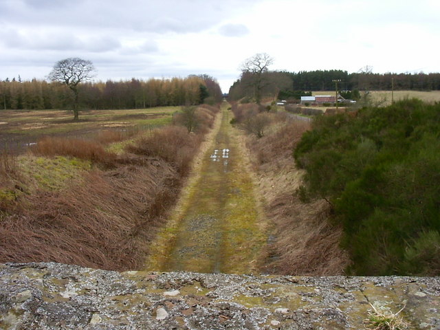 File:Dismantled railway near Glamis - geograph.org.uk - 148930.jpg