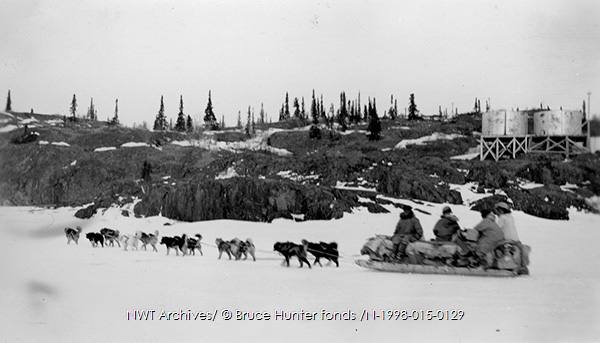 File:Dog team near Port Radium - N-1998-015-0129.jpg