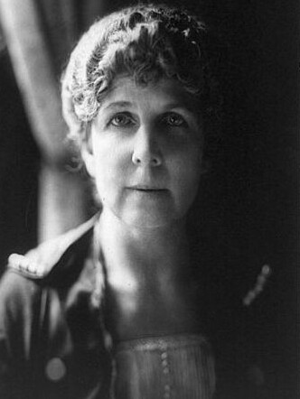 https://upload.wikimedia.org/wikipedia/commons/e/e9/Florence_Harding_%283x4a%29.jpg