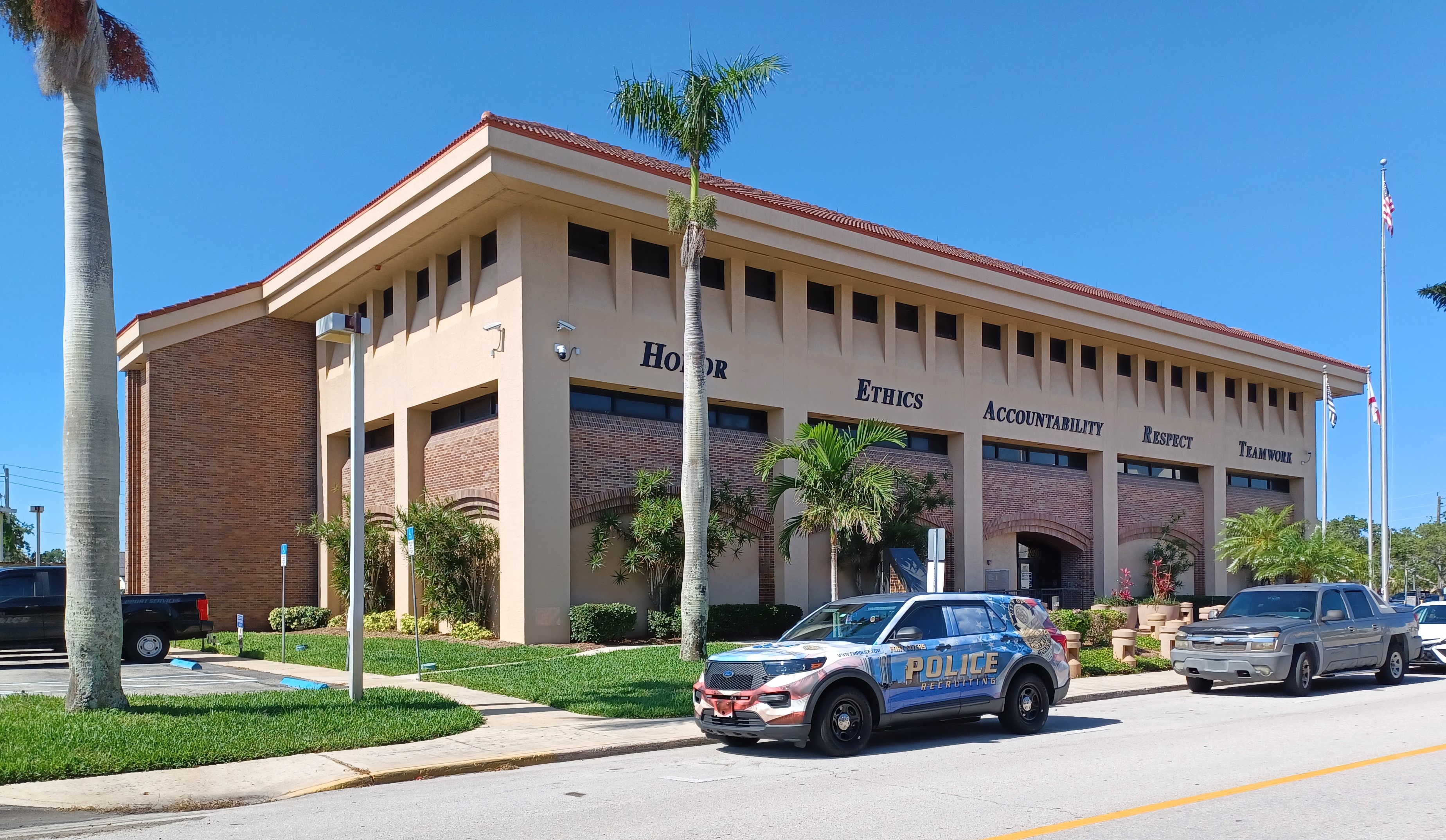 Файл:Fort Myers Police Department.jpg — Википедия