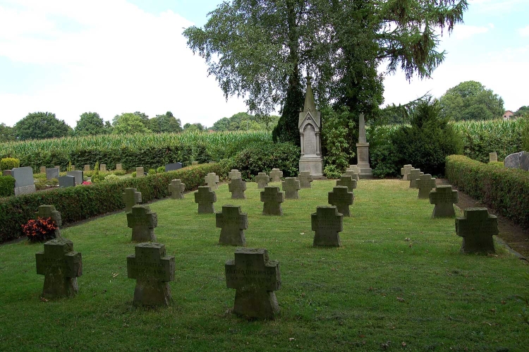 File:Friedhof Kriegsgräberanlage.JPG