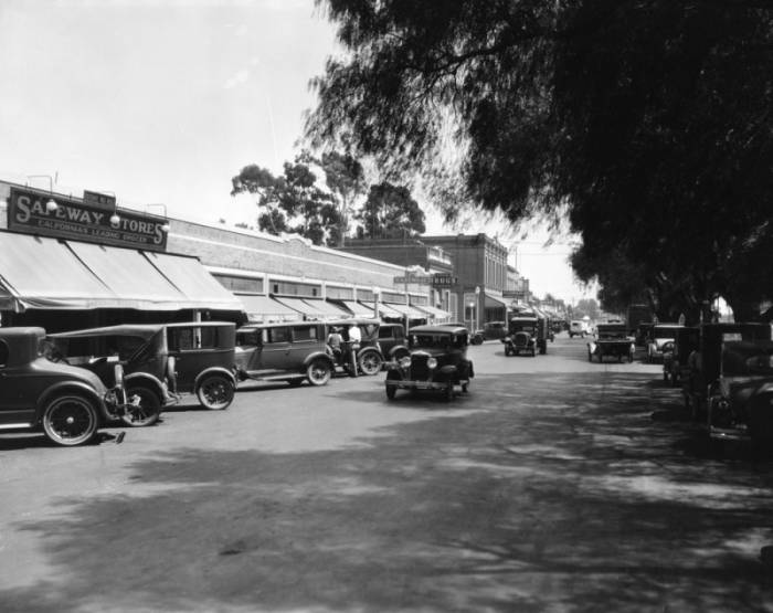 File:Front Street circa 1920.jpg