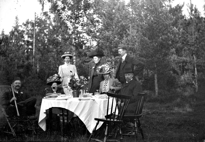 File:Gruppbild av ett sällskap kring ett dukat bord i trädgården - Nordiska Museet - NMA.0056419.jpg