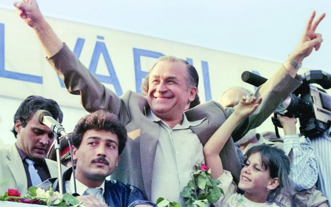 File:Ion Iliescu în 1990.jpg