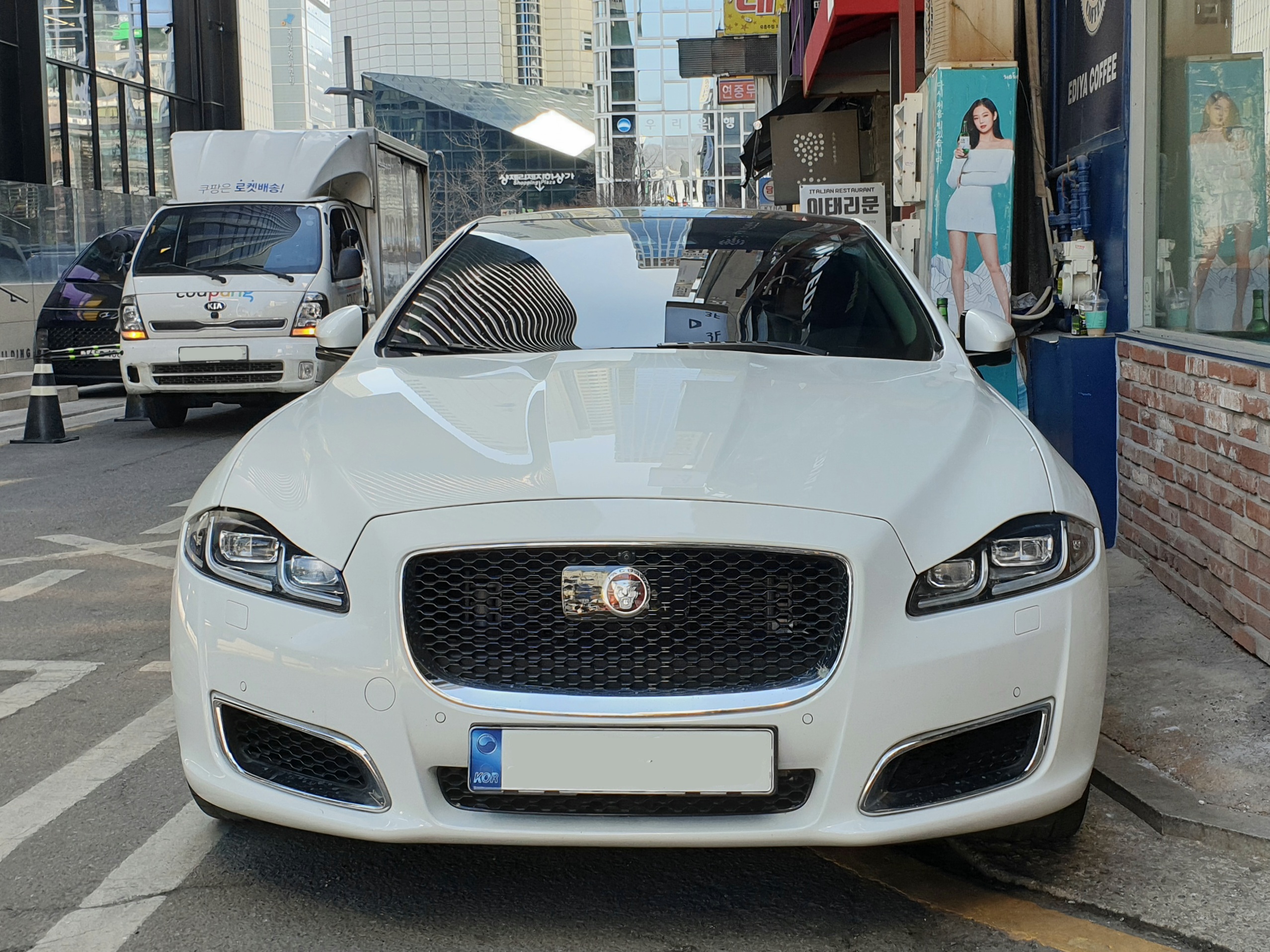 Jaguar XJ 351 White