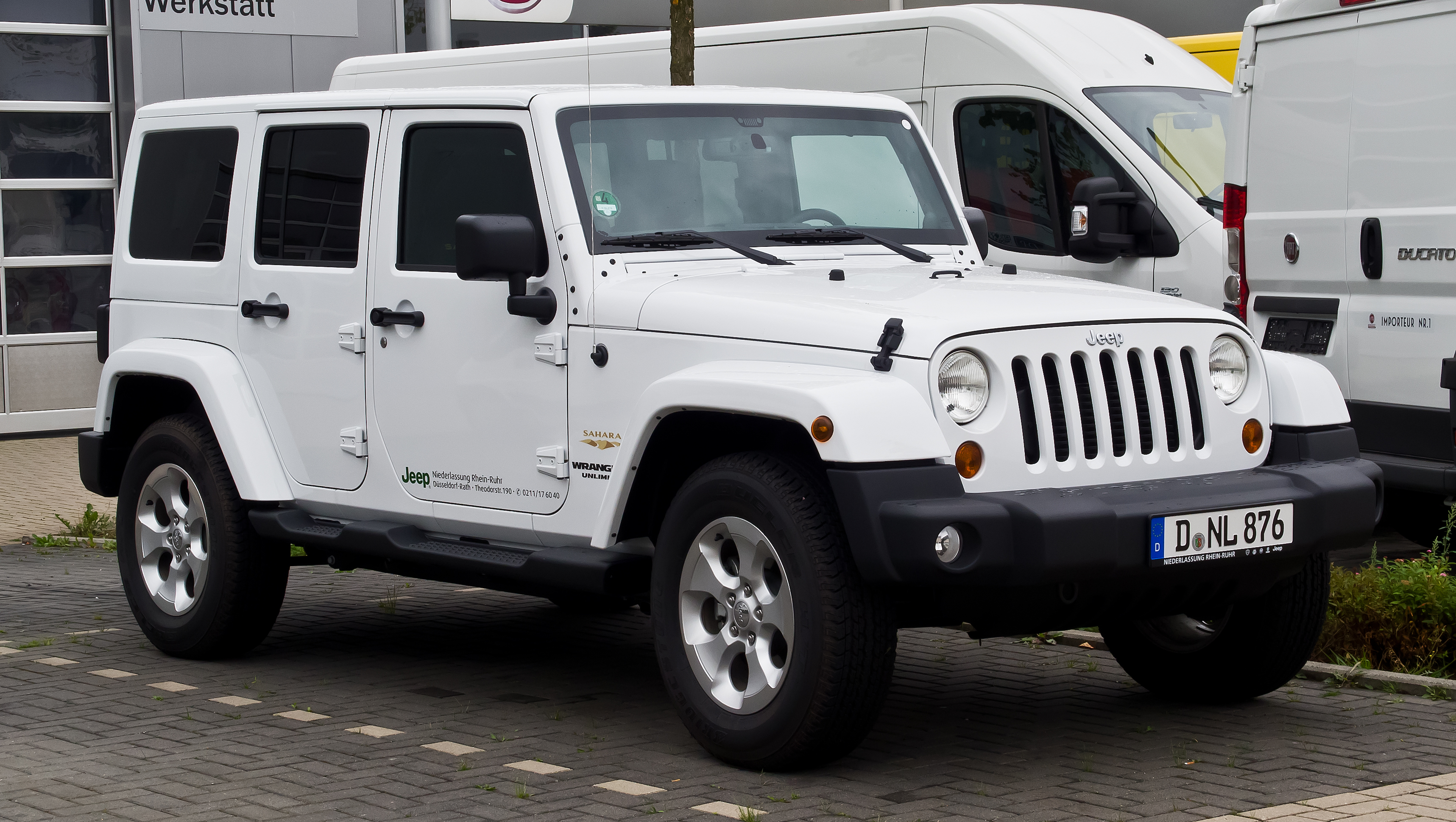 File:Jeep Wrangler Unlimited  CRD Sahara (JK) – Frontansicht, 25. August  2013, Dü - Wikimedia Commons