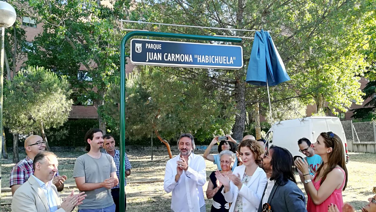 Juan Carmona (hijo) (en el centro) y su hermano Antonio Carmona (en primer plano), en la inauguración del parque dedicado a su padre.