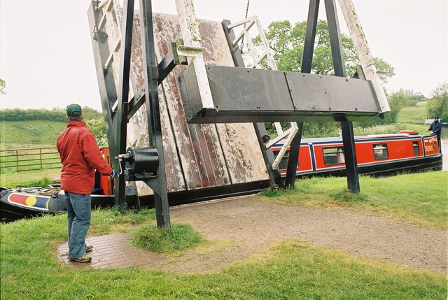 File:Llangollen Canal - New Mills Lift Bridge - geograph.org.uk - 129675.jpg