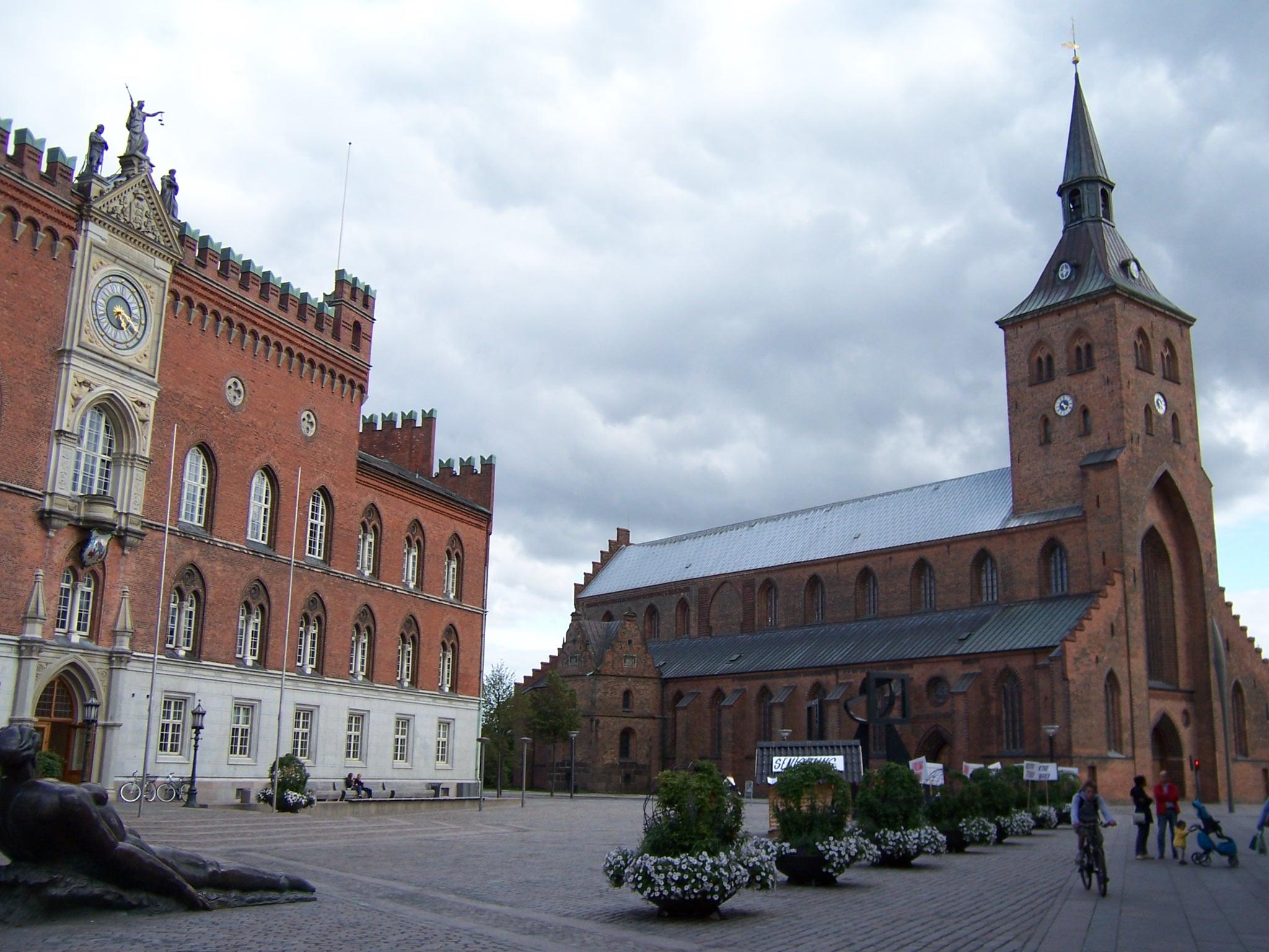 File Odense Rathaus Und Dom Jpg Wikimedia Commons