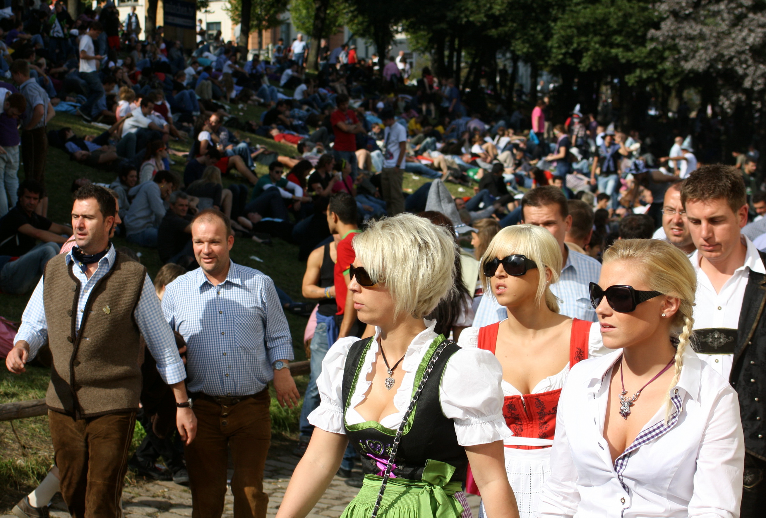 File:Oktoberfest 2011 hinter dem Hofbraeuhauszelt.JPG - Wikimedia