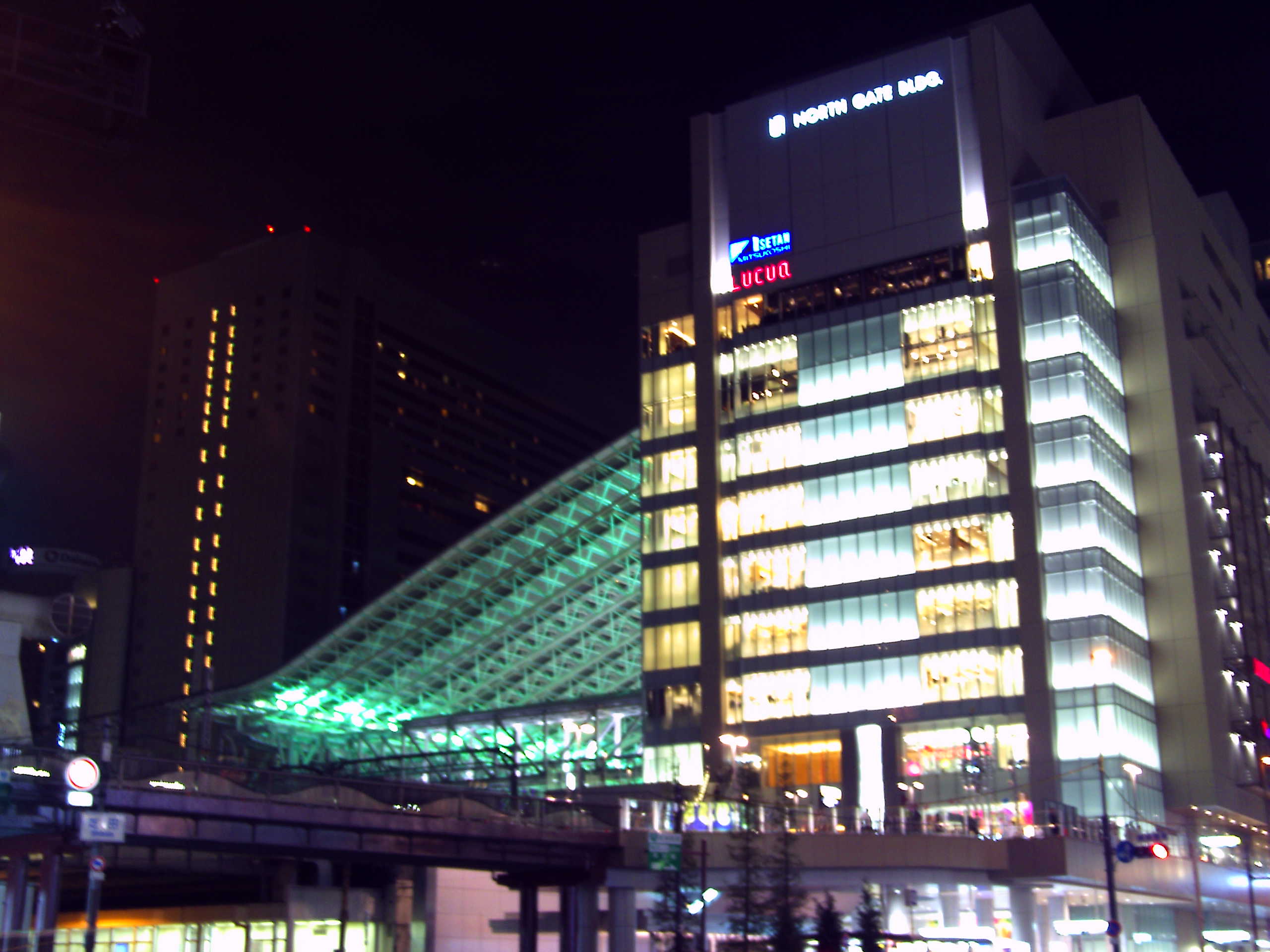 File:Osaka Station City 2011-05 (10).jpg - Wikimedia Commons