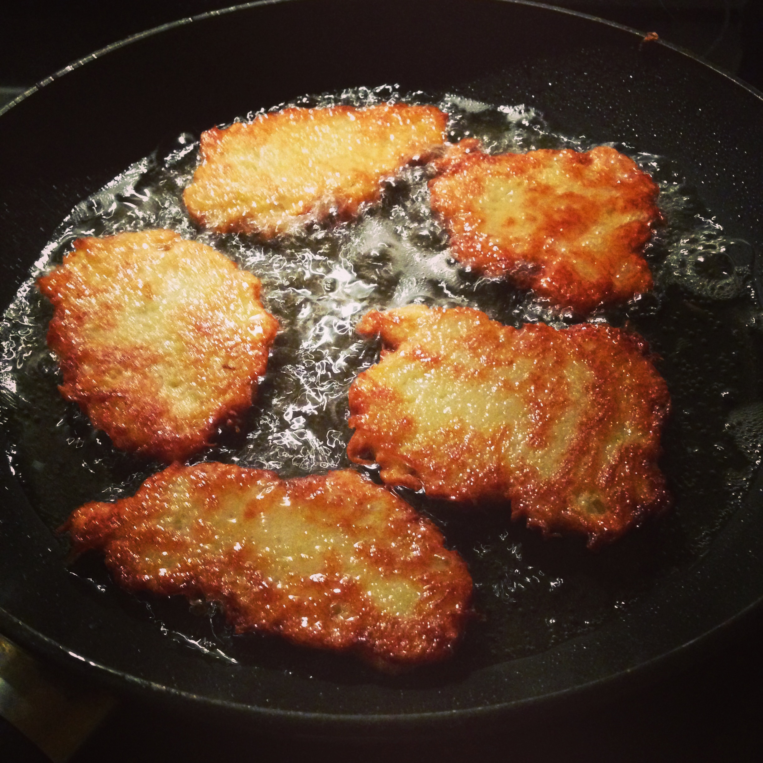 https://upload.wikimedia.org/wikipedia/commons/e/e9/Potato_pancakes_in_a_frying_pan.jpg