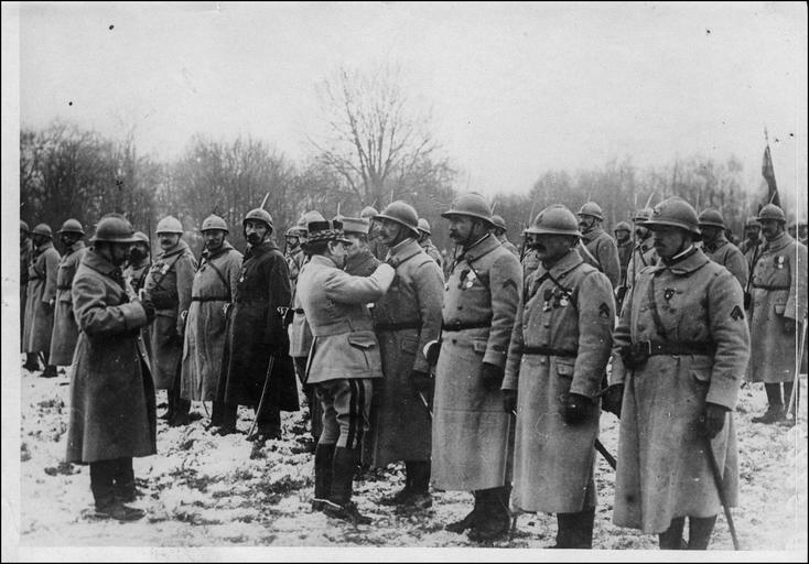 File:Prise d'arme pour la remise de décorations à des officiers et soldats de la deuxième division coloniale, par le général Mazillier, comman... - Boulogne-la-Grasse - Médiathèque de l'architecture et du patrimoine - APD0003225.jpg