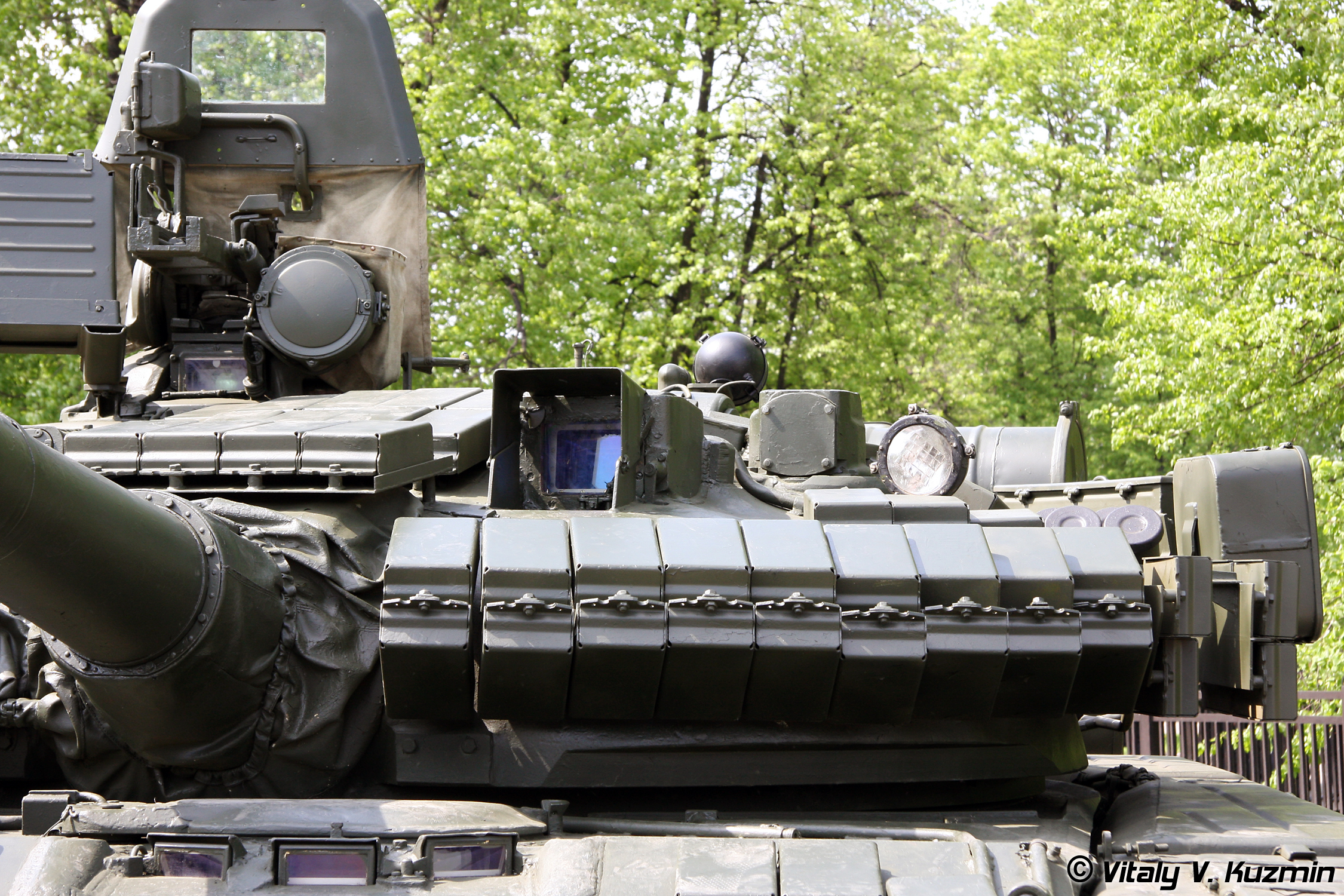 T-80BV_-_military_vehicles_static_displays_in_Luzhniki_2010-05.jpg