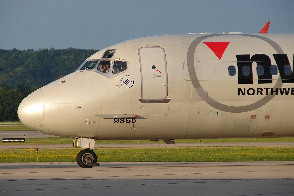 THE DC-9 (2624336629).jpg