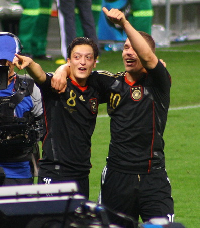 File:Özil podolski.JPG