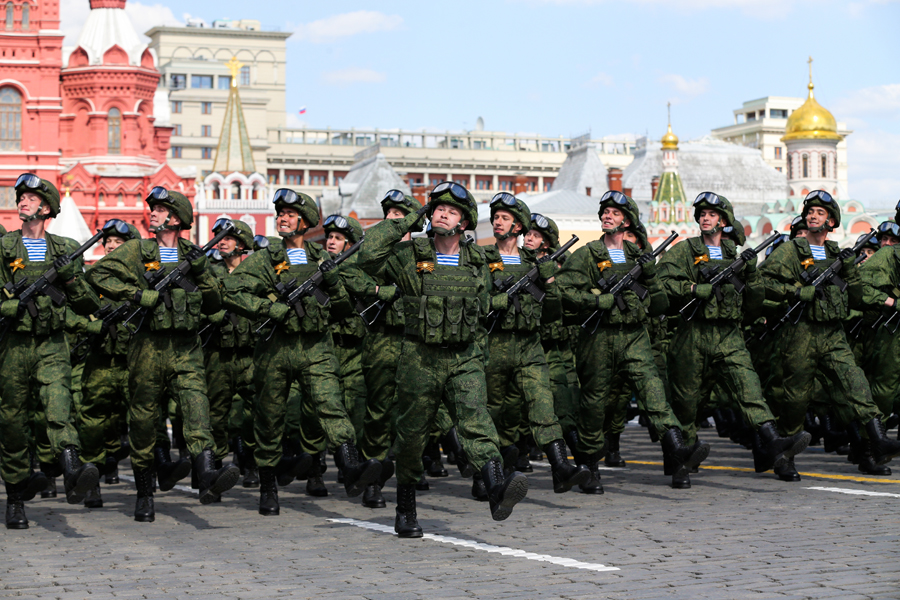 Май войска. Артиллеристы на параде. Разведка на параде. Парад Победы артиллеристы. Парад Победы 9 мая 2016.