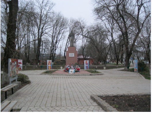 Краснодарский северский черноморский. Пгт Черноморский Северского района. Поселок Черноморский Северского района Краснодарского края. Парк Победы пгт Черноморский Северского района. Пгт Черноморский сквер Победы.